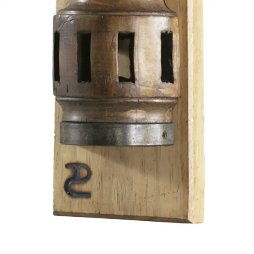 Portalámparas de pared individual media maza en madera con pantalla textil estilo rústico Campiluz detalle base metálica