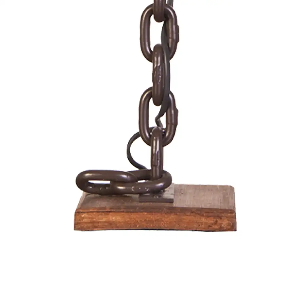 Cadena sobre base de madera rústica.